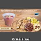 Котлета с соусом из шампиньонов и картофельным пюре, и шоколадный мусс