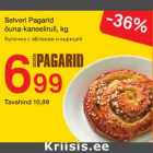 Булочка с яблоком и корицей