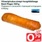 Пирожок с сосиской с горчицей и огурцами